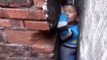 شاهد كيف تم انقاذ طفل علق بين جدارين