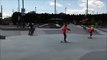 Bébé moqueur dans un skatepark plié de rire après la chute de 2 riders