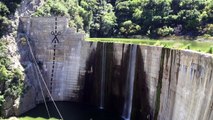 Ce taré saute du haut d'un barrage de 35 mètres de hauteur