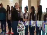 Kılıçdaroğlu'na futbolcu kızlardan sürpriz karşılama
