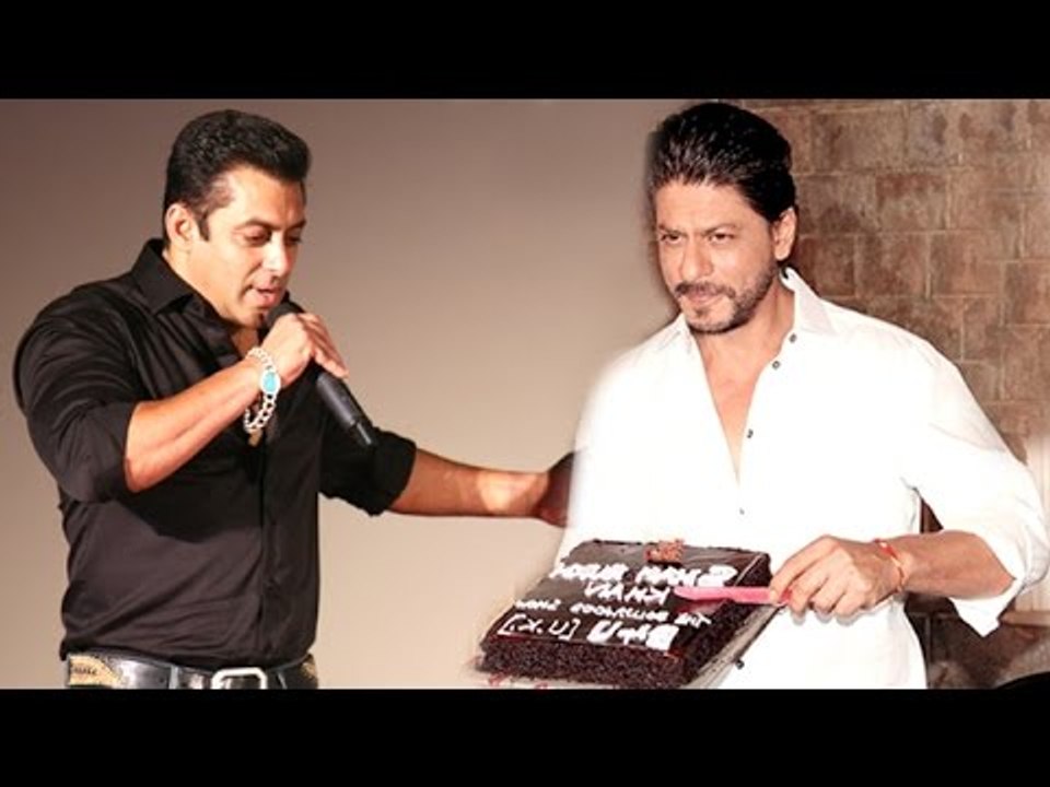 Salman Khan Wishes Shahrukh A Very Happy 50th BIRTHDAY In Public!