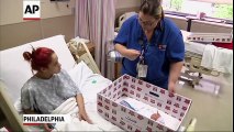 L'infirmière remet le bébé à la maman dans une boîte de carton, mais quand elle regarde au fond, elle ne le croit pas!