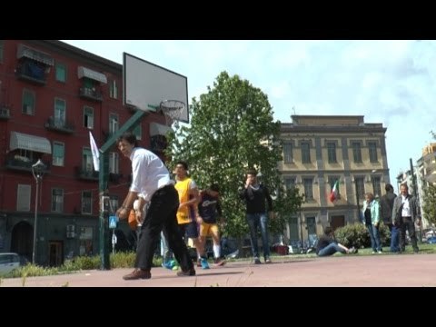 Napoli - M5S, Brambilla gioca a basket con i ragazzi della Vicaria (14.05.16)