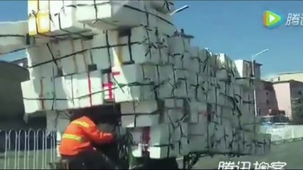 صيني يحمل جبل صناديق في دراجة نارية صغيرة