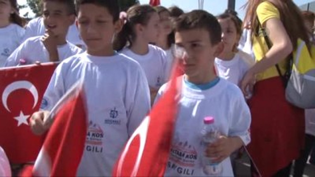 Binlerce Kişi "Kitaba Koştu"