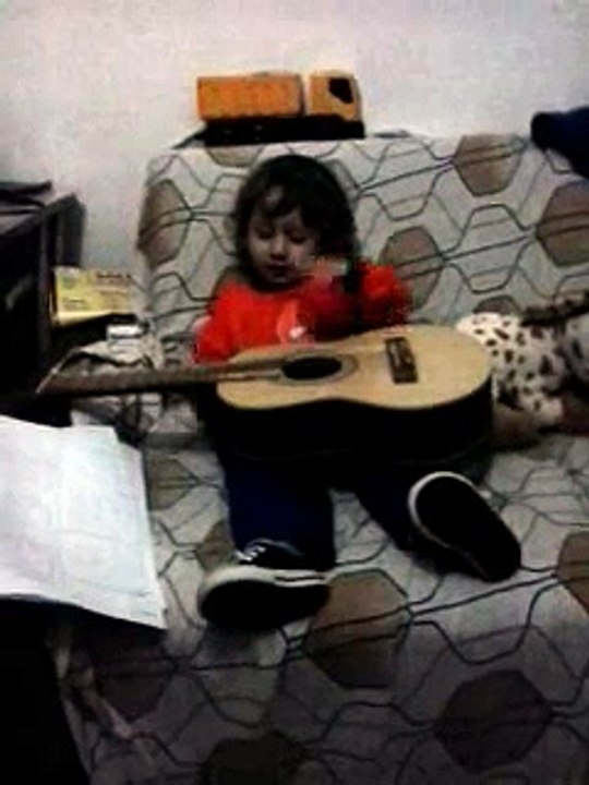 Eric tocando e cantando meu pintinho amarelinho