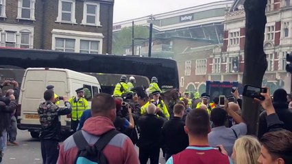 Le bus des Red Devils attaqué par les supporters des Hammers