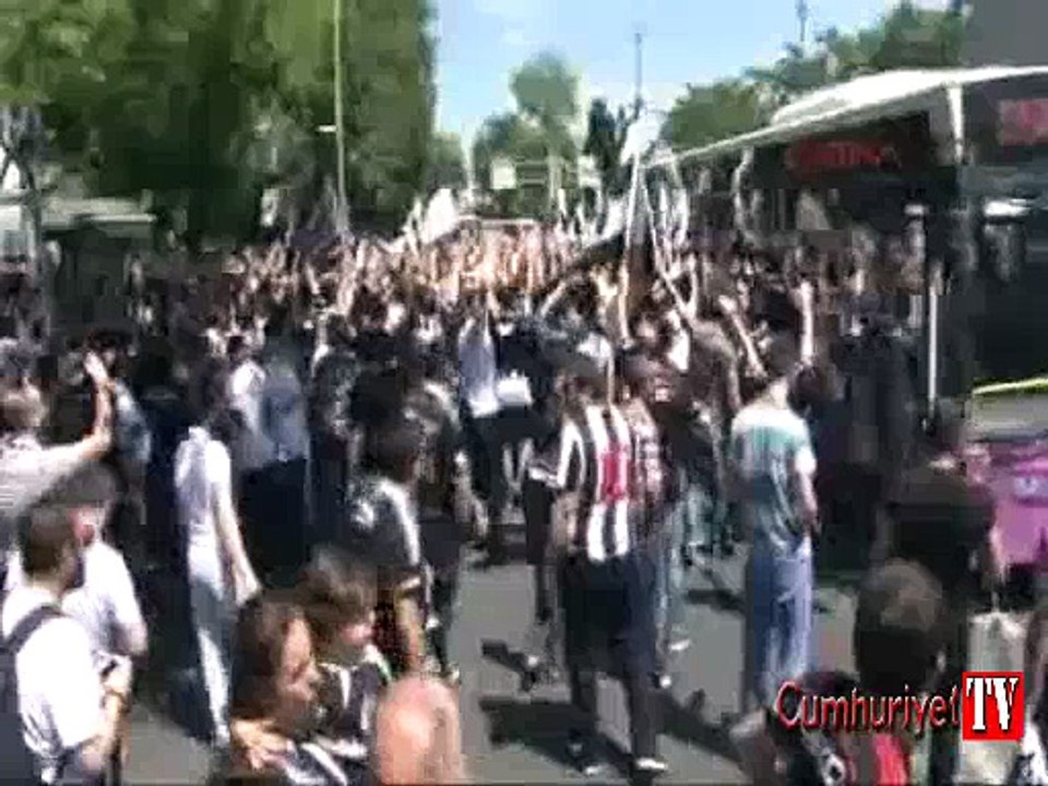 Çarşı'da büyük coşku... Beşiktaş taraftarları şampiyonluğu kutlamaya başladı