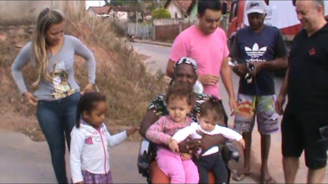 Idosa Ganha cadeira de rodas elétrica