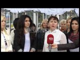 Rrjeti i grave të AK protestë para zyrave të Punës: Jo punësimit në këmbim të seksit - Ora News