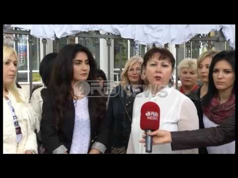 Rrjeti i grave të AK protestë para zyrave të Punës: Jo punësimit në këmbim të seksit - Ora News