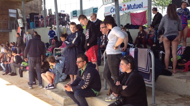 Deux-cents nageurs au centre aquatique