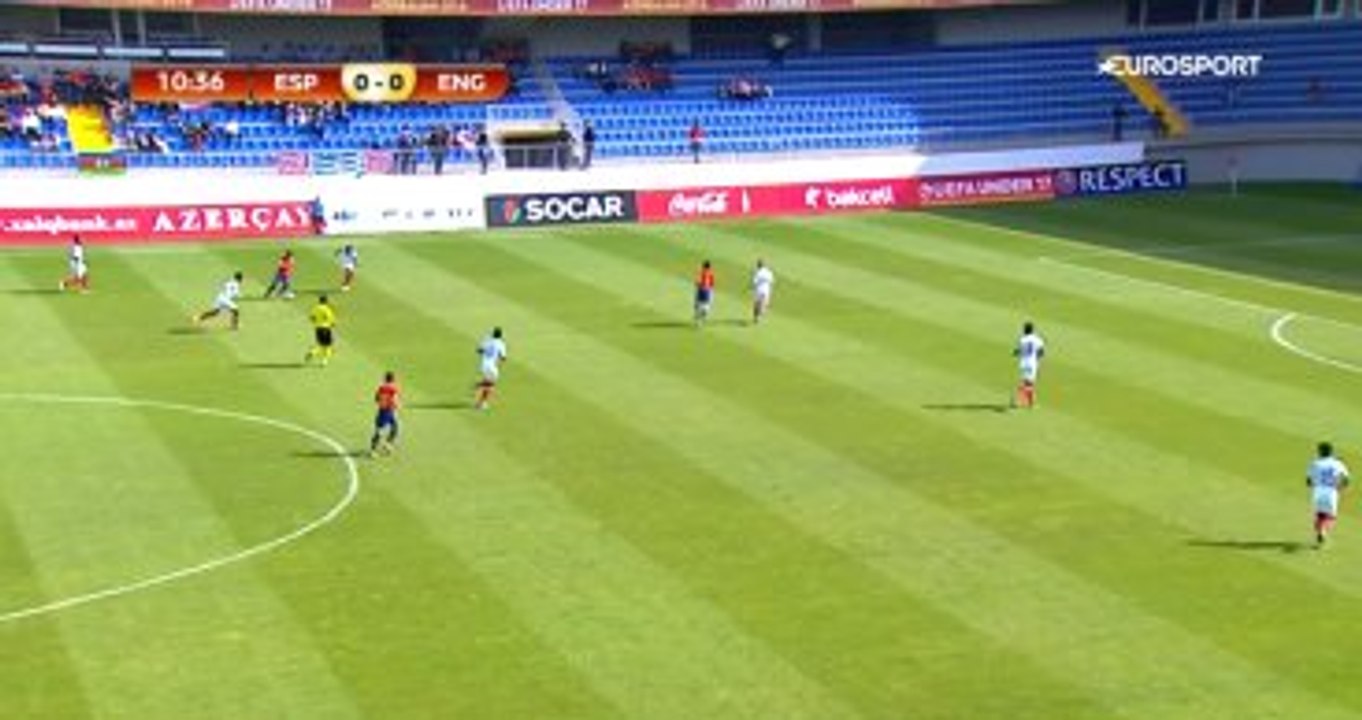 Genç İspanyol Futbolcu, Orta Sahadan Aldığı Topu Ağlara Yolladı