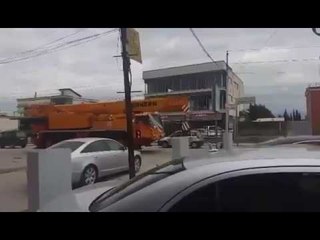 Fier, dhëndri me profesion ndërtues merr nusen me vinç