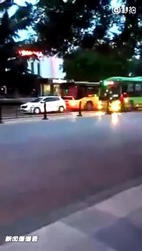 Un road rage violent entre un bus et une voiture