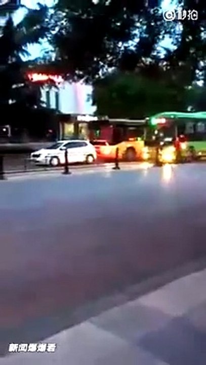 Un road rage violent entre un bus et une voiture