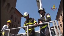 Terremoto Ferrara 20 05 2012 Castello Estense sopralluogo dei Vigili del Fuoco.mp4