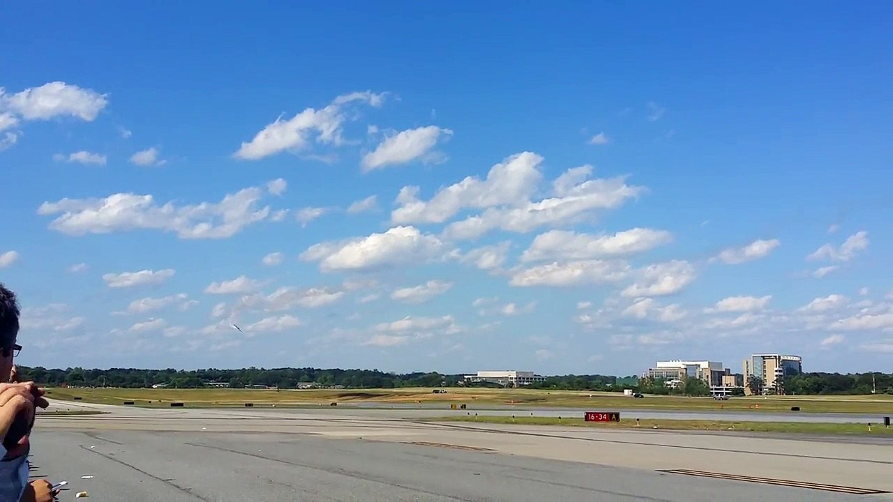 Un pilote se crash en plein show aérien à Atlanta !