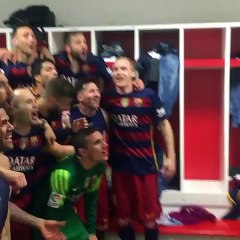 Así le dio una patada Neymar a Piqué durante celebración del título