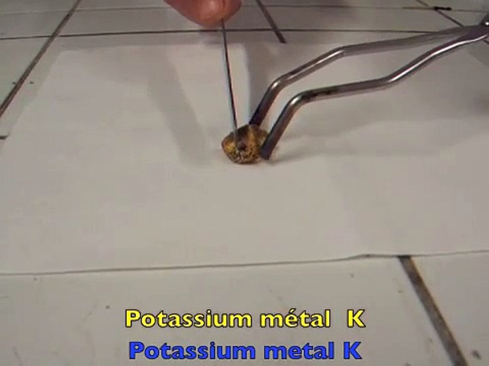 Potassium K sur l'eau;Potassium K, H2O and oxygen O2 in the