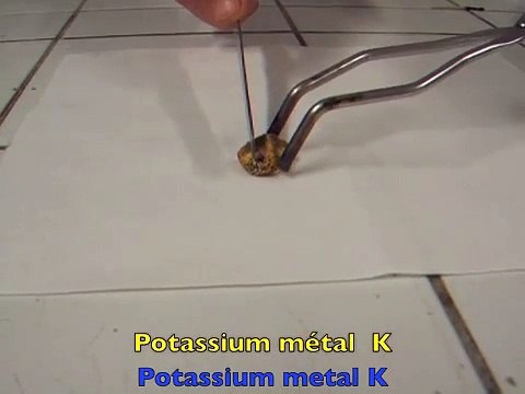 Potassium K sur l'eau;Potassium K, H2O and oxygen O2 in the