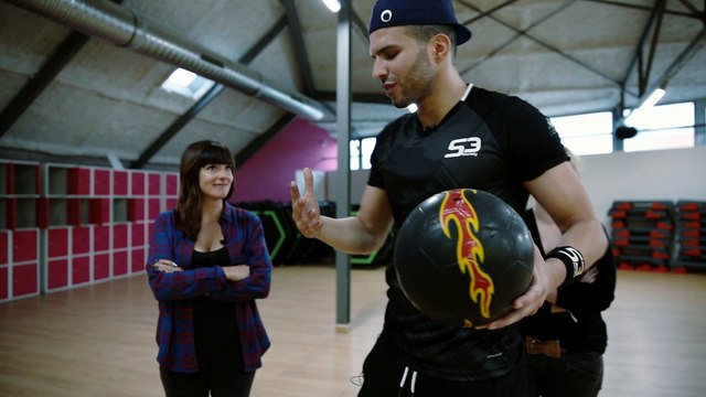 WASS défie Marion et Anne-So au freestyle football ! - Marion et Anne-So