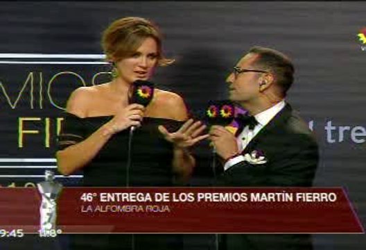 Paula conduciendo la Alfombra roja Martín Fierro 2016 3 - 15 de Mayo