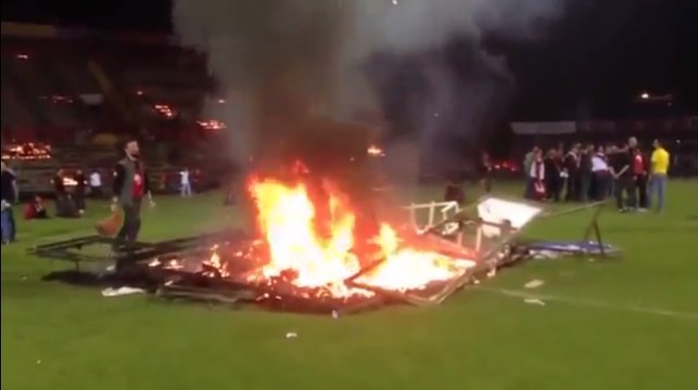 Torcedores turcos colocam fogo em estádio após rebaixamento do time