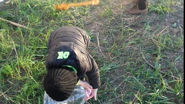 VLOG Жарим шашлык всей семьёй, отдыхаем, Дима помогает ВЛОГ