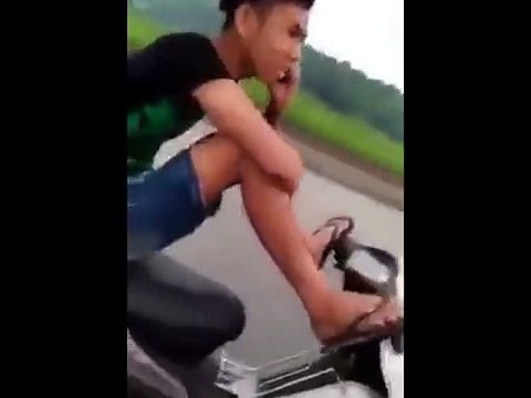 Thanh niên liều mạng lái xe bằng... 2 chân, gọi điện thoại cho mẹ