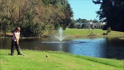 Une jeune fille fait un coup de maître au golf.
