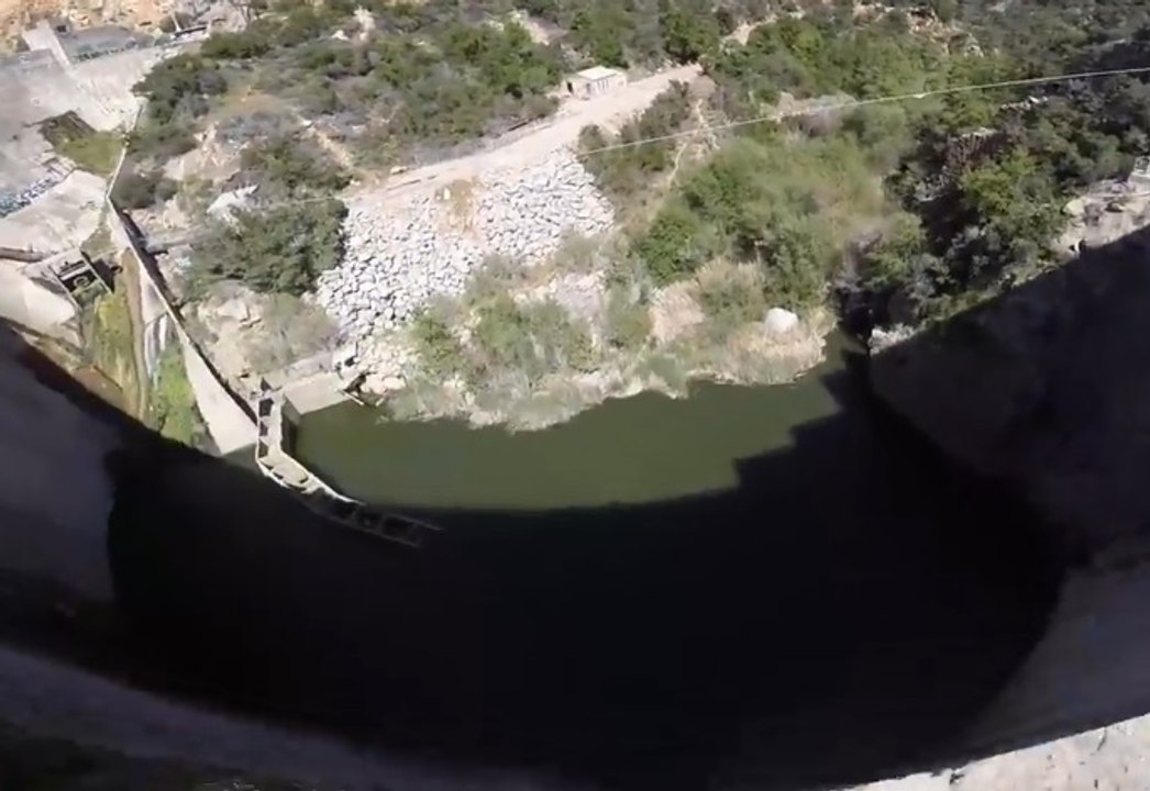 Il saute illégalement d’un barrage à 35 mètres de haut impressionnant!!!