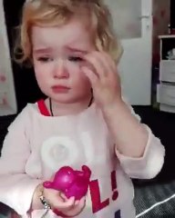 Annesine kızan küçük kız (çok tatlı)