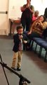 Waw! À 4 ans, le petit Caleb prend le micro de la chorale gospel de l'église et se met à chanter (vidéo)
