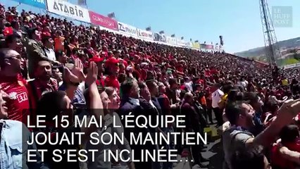 Download Video: De rage, les supporters mettent (littéralement) le feu à leur stade