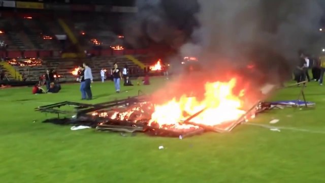 En Turquie, des supporters brûlent leur stade de rage !