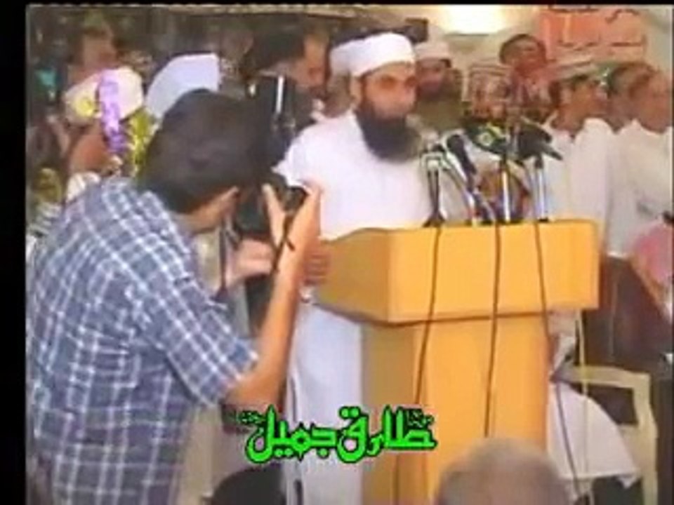 Maulana Tariq Jameel in front of Sheikh Abdul Rahman Al Sudais (Urdu)