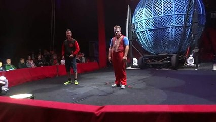 Palhaço falha na brincadeira e deixa voluntário KO