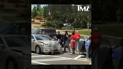 Norman Reedus et Steven Yeun au secours de victimes d'un accident de la route