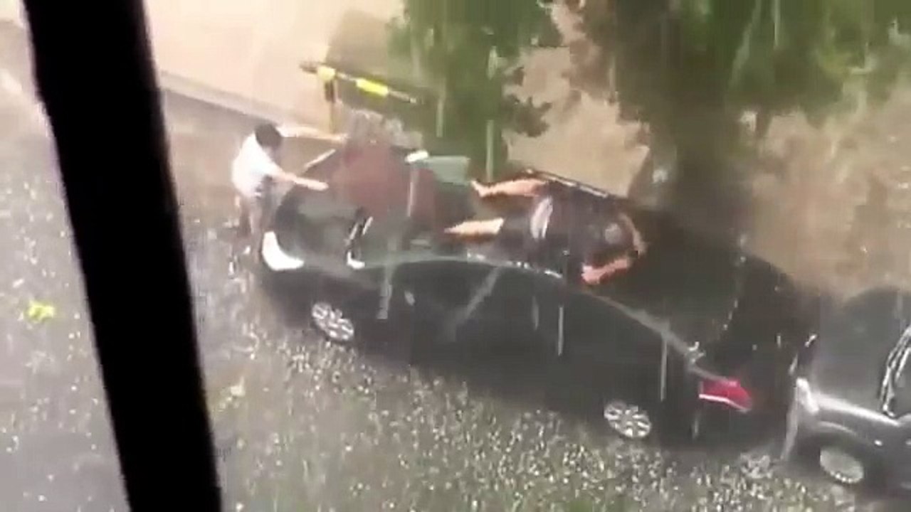 Мужик защищает машину от града!! ОФИГЕТЬ