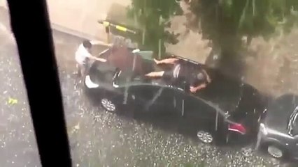 Мужик защищает машину от града!! ОФИГЕТЬ