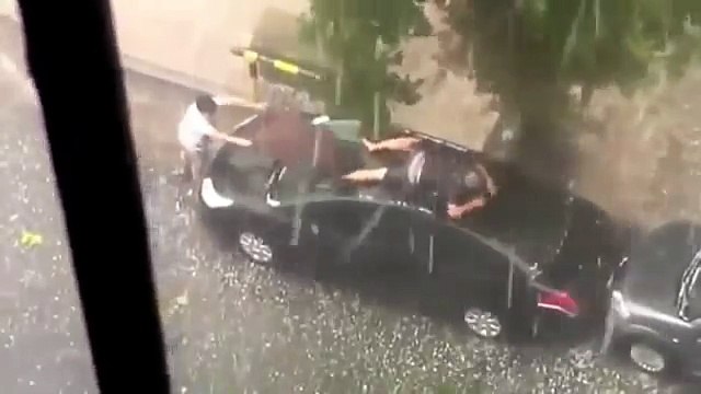 Мужик защищает машину от града!! ОФИГЕТЬ