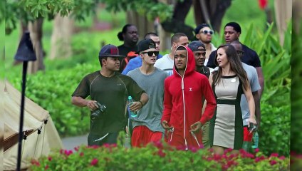Justin Bieber Jumps Off Cliff in Hawaii - Video Dailymotion_2