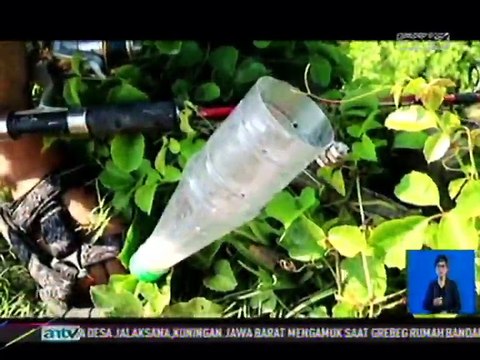 Unik, Memancing Ikan dengan Botol dan Tepung Terigu