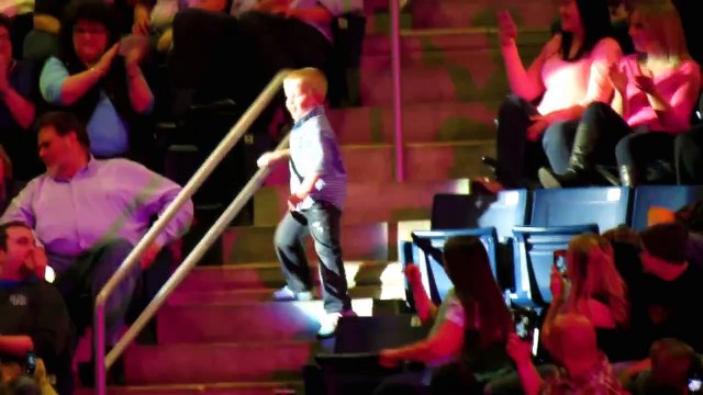 En plein concert, un garçon se lève et se met à danser. Quelques secondes plus tard, il vole le spectacle!