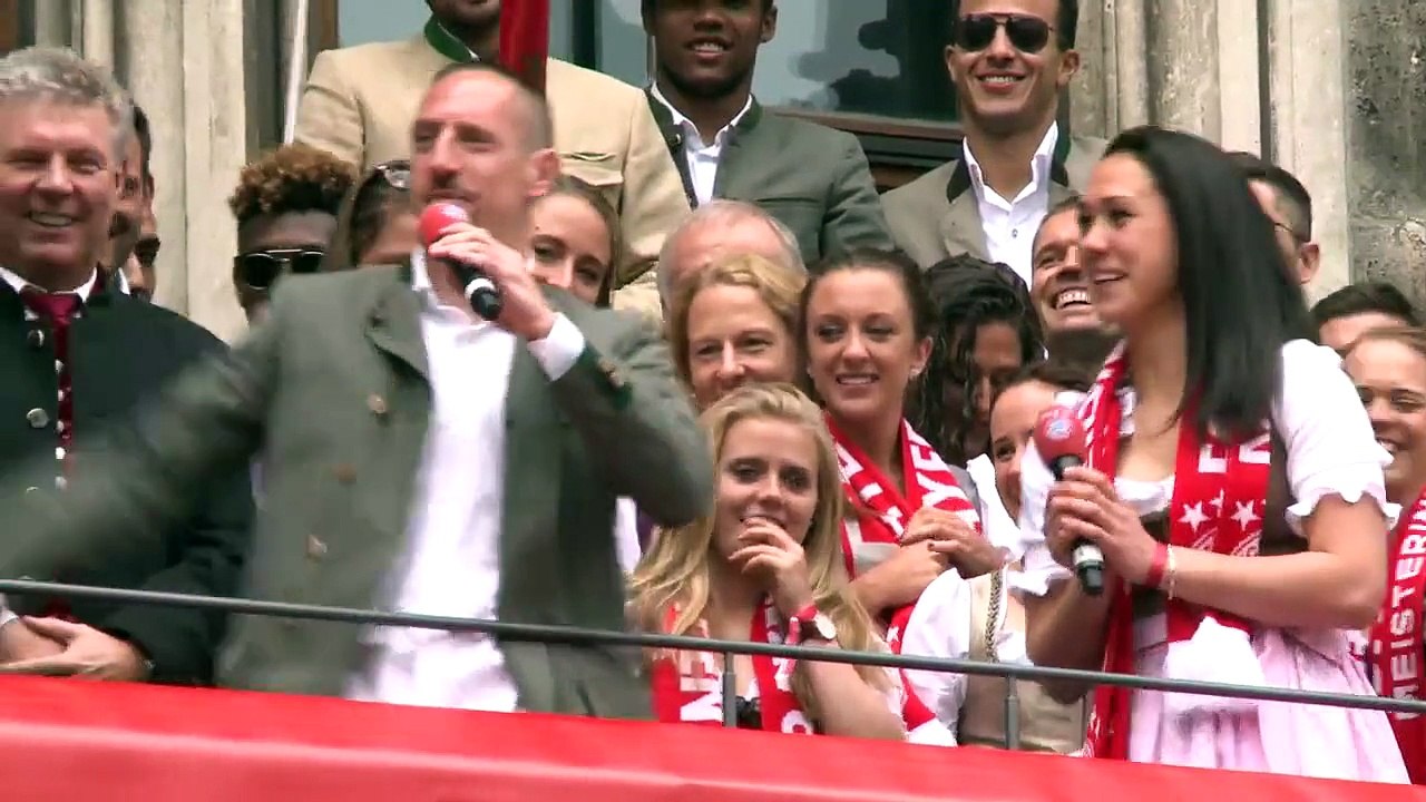 Quand Franck Ribéry se met à chanter Champs Elysées de Joe Dassin.  Moche...