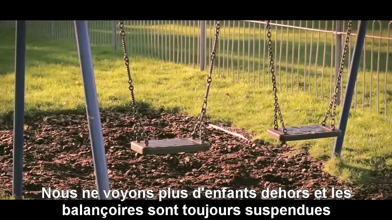 Il est trop occupé sur son smartphone et ne se...