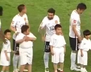 Lavezzi pince le téton d’un enfant grassouillet avant un match