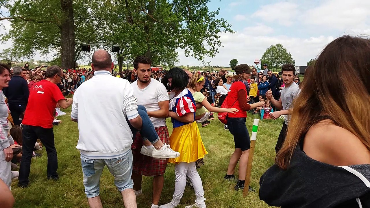 Un concours de "porté de filles" à Bourg-Saint-Bernard