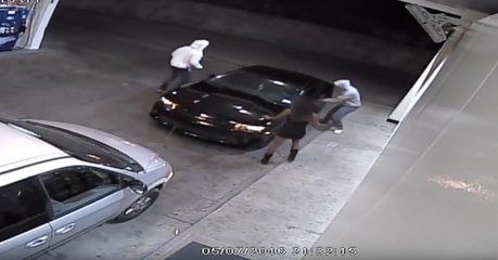 Mulher lutou contra dois homens que lhe queriam roubar o carro
